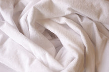 Upload image to gallery, Protège-matelas imperméable pour matelas de bébé blanc en ratine
